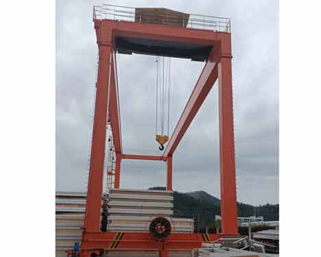 GMJ型雙梁門式集裝箱起重機(jī)...jpg